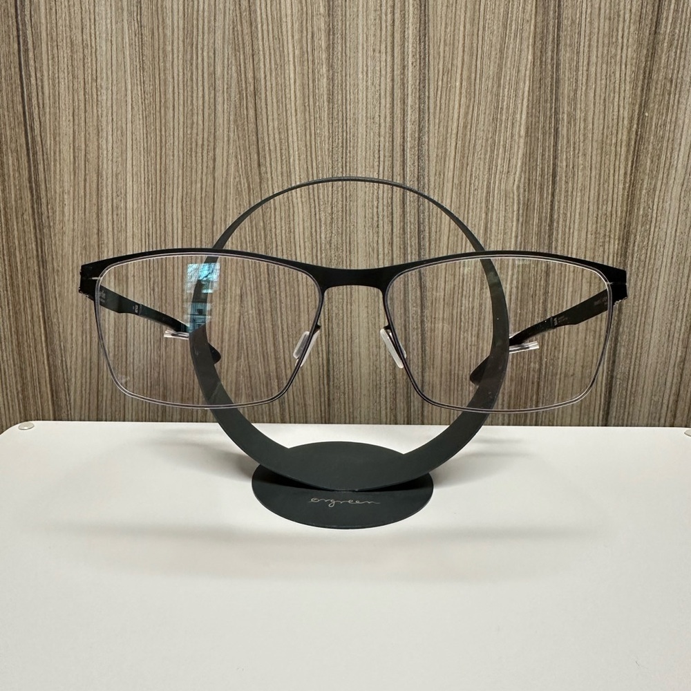 ic! berlin: Stuart L Large Black 57 eye